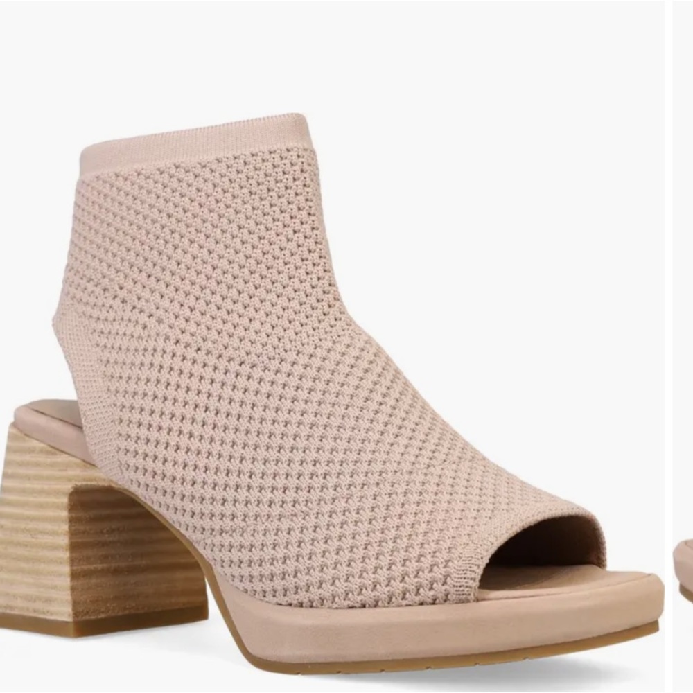 NWT Eileen Fisher Gavis Cutout Bootie